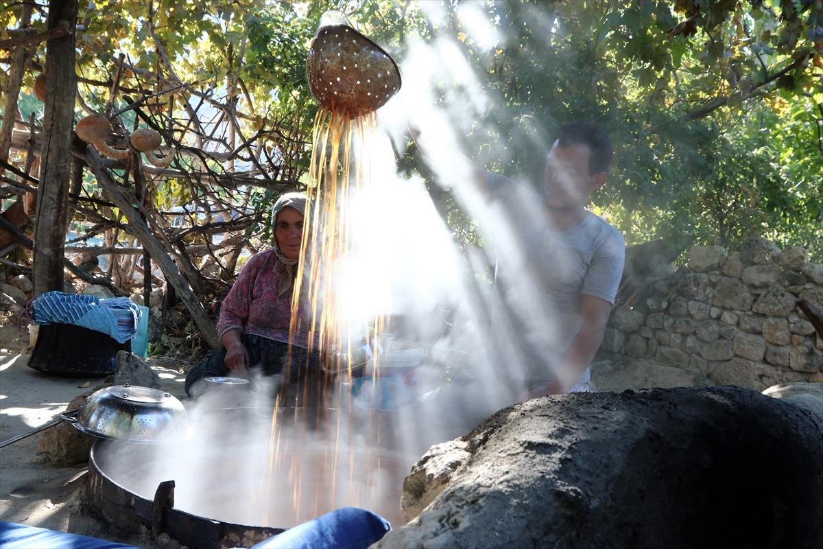 Asırlık fırınlar pekmez i&ccedil;in yandı