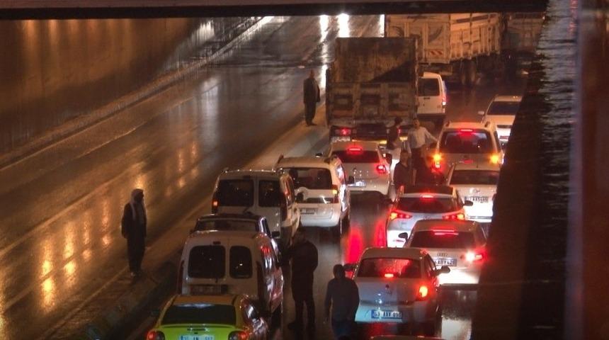 Yarım saatlik yağmur trafiği fel&ccedil; etti