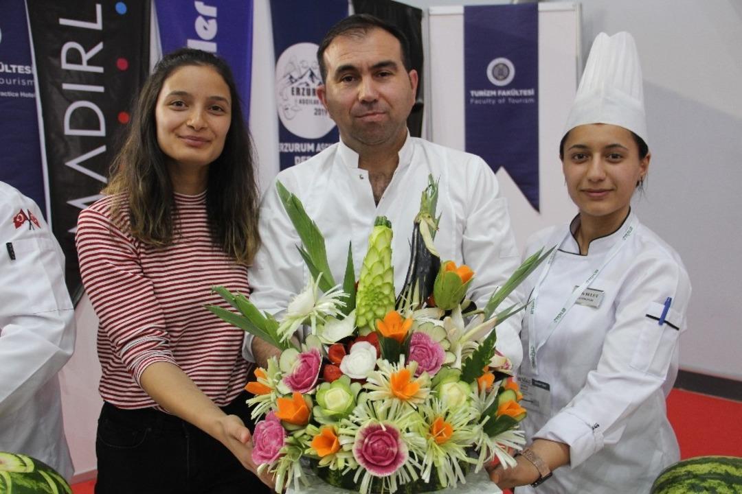 Sebze ve meyve dekorları meraklı g&ouml;zlerin ilgi odağı oldu