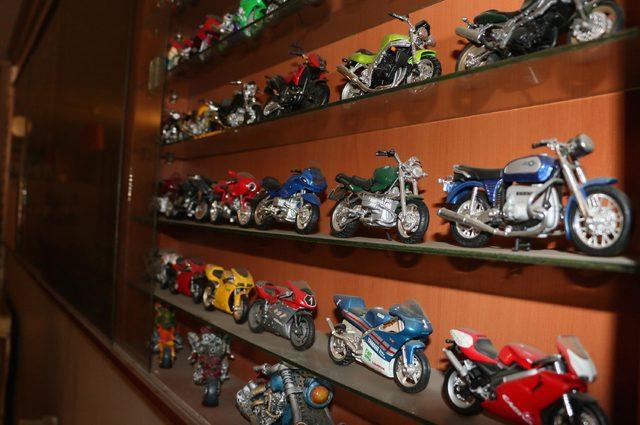 450 maket motosikletten oluşan kolleksiyonu var