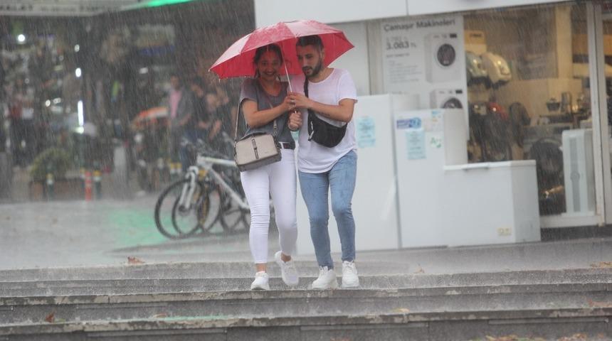 Hava sıcaklığı d&uuml;ş&uuml;yor, sağanak yağmura dikkat!