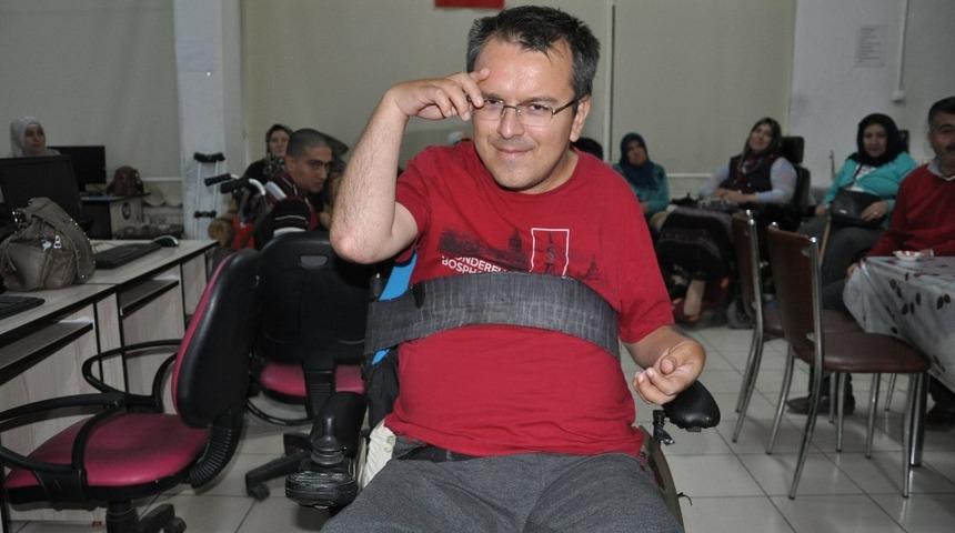 Engelli &ouml;ğretmenden asker selamı