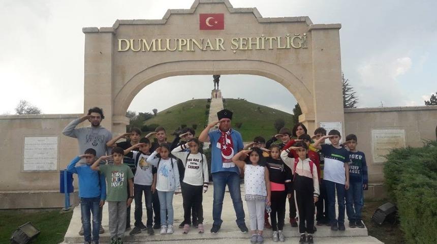 &Ouml;ğrenciler Barış Pınarı Harekatı i&ccedil;in tek y&uuml;rek olup askerlere selam g&ouml;nderdiler