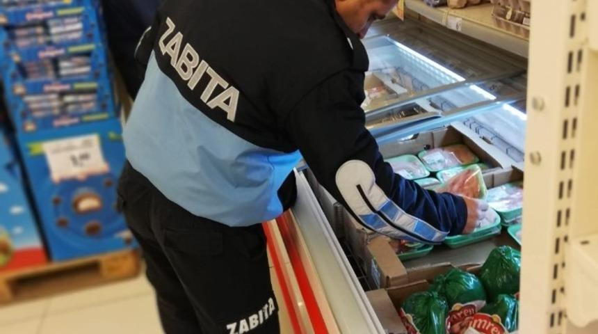 Çan Belediyesi zabıtalarından marketlere gıda kontrolü