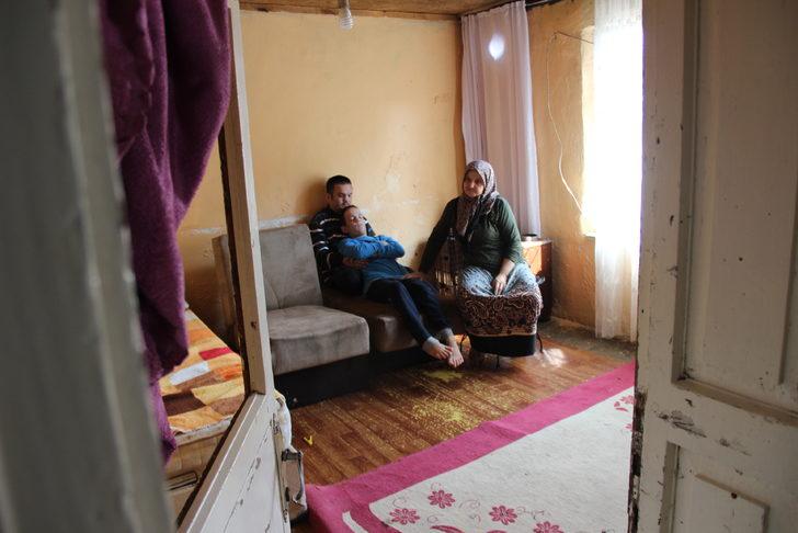 Zihinsel engelli 2 çocuk annesi, harabe evde yaşam savaşı veriyor G5