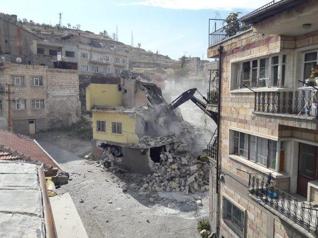 Nevşehir’de metruk binalar yıkılıyor