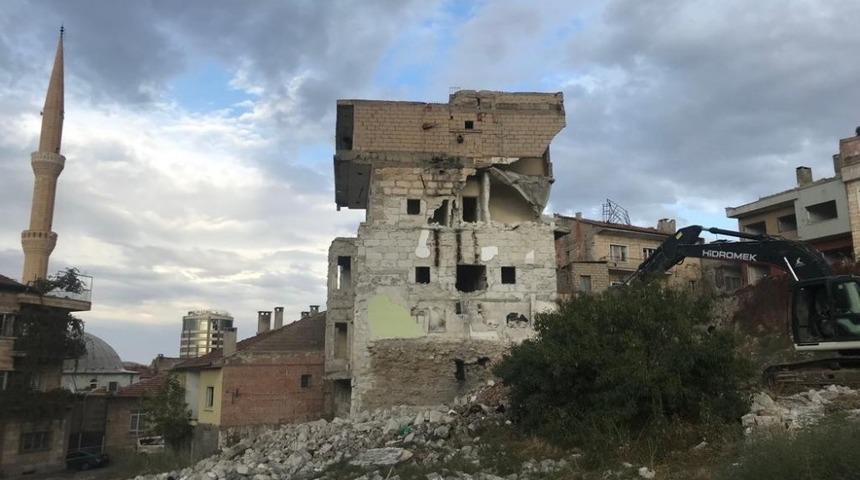 Nevşehir&rsquo;de metruk binalar yıkılıyor
