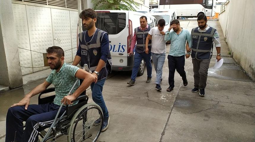 &Ccedil;aldıkları aracı par&ccedil;alamak &uuml;zereyken yakalandılar