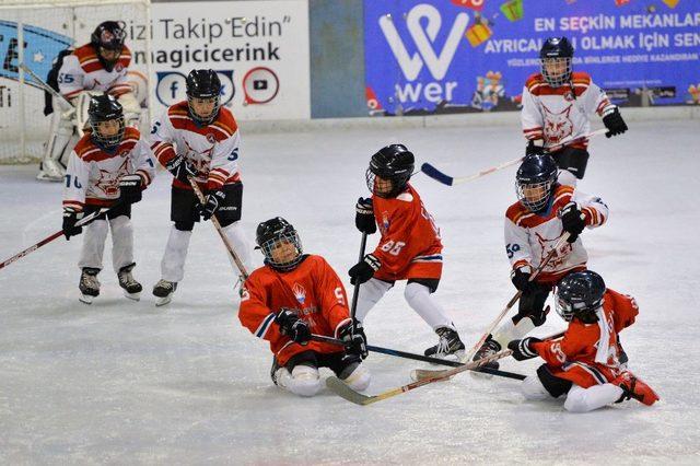 Güneşin kentinde buz hokeyi turnuvası