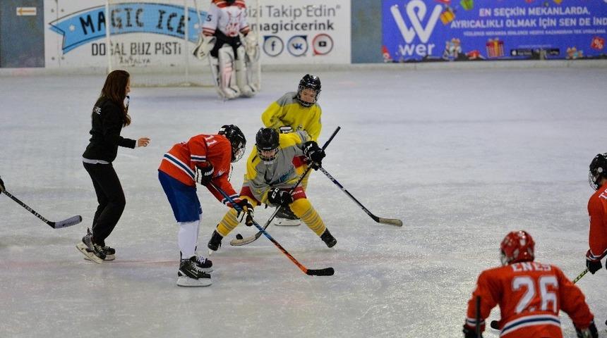 G&uuml;neşin kentinde buz hokeyi turnuvası