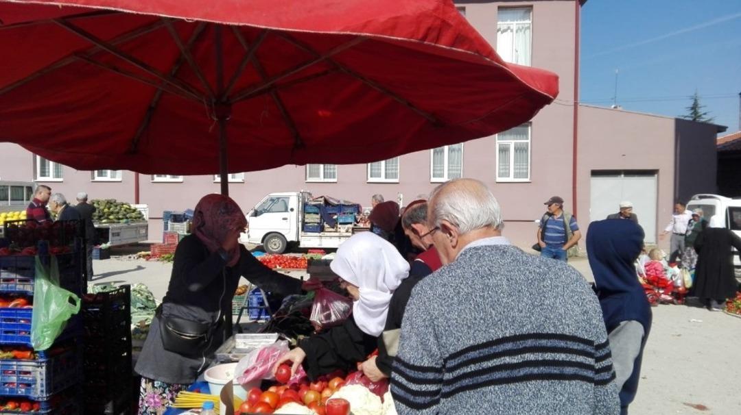 Pazaryeri&rsquo;nde kurulan k&ouml;yl&uuml; pazarına ilgi b&uuml;y&uuml;k