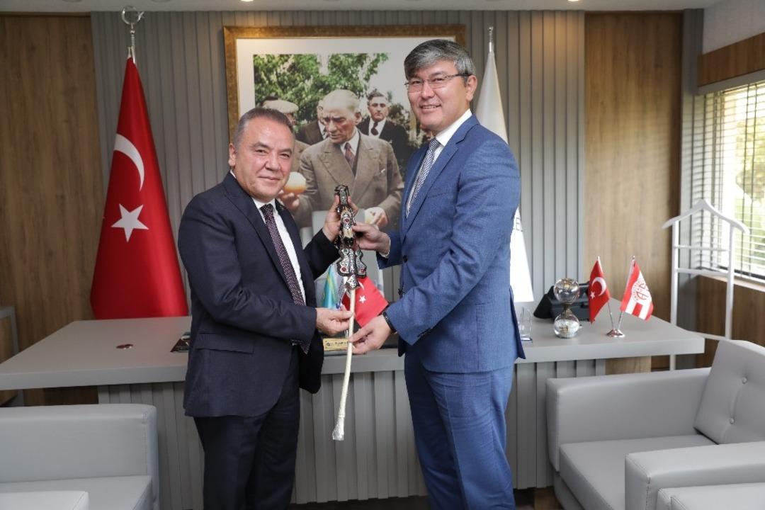 Kazak B&uuml;y&uuml;kel&ccedil;i Başkan B&ouml;cek&rsquo;i ziyaret etti