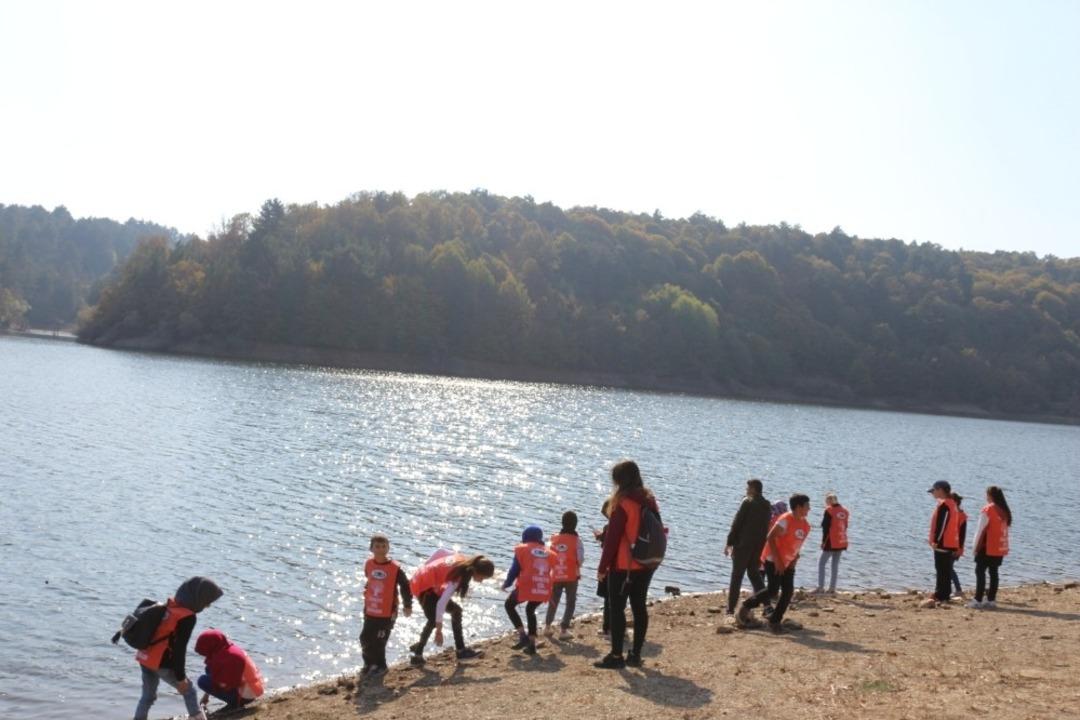 G&ouml;n&uuml;ll&uuml; minik &ccedil;evreciler K&uuml;&ccedil;&uuml;kelmalı mesire alanını baştan aşağı temizledi