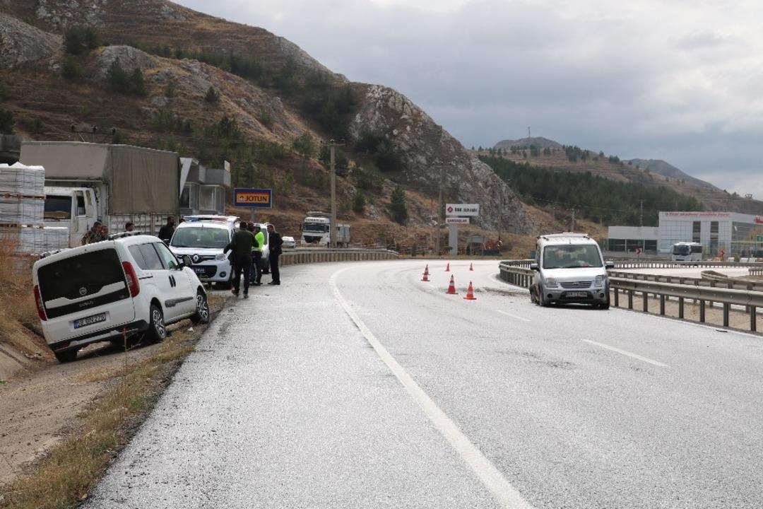 K&ouml;peği ezmemek i&ccedil;in kaza yaptı: 2 yaralı