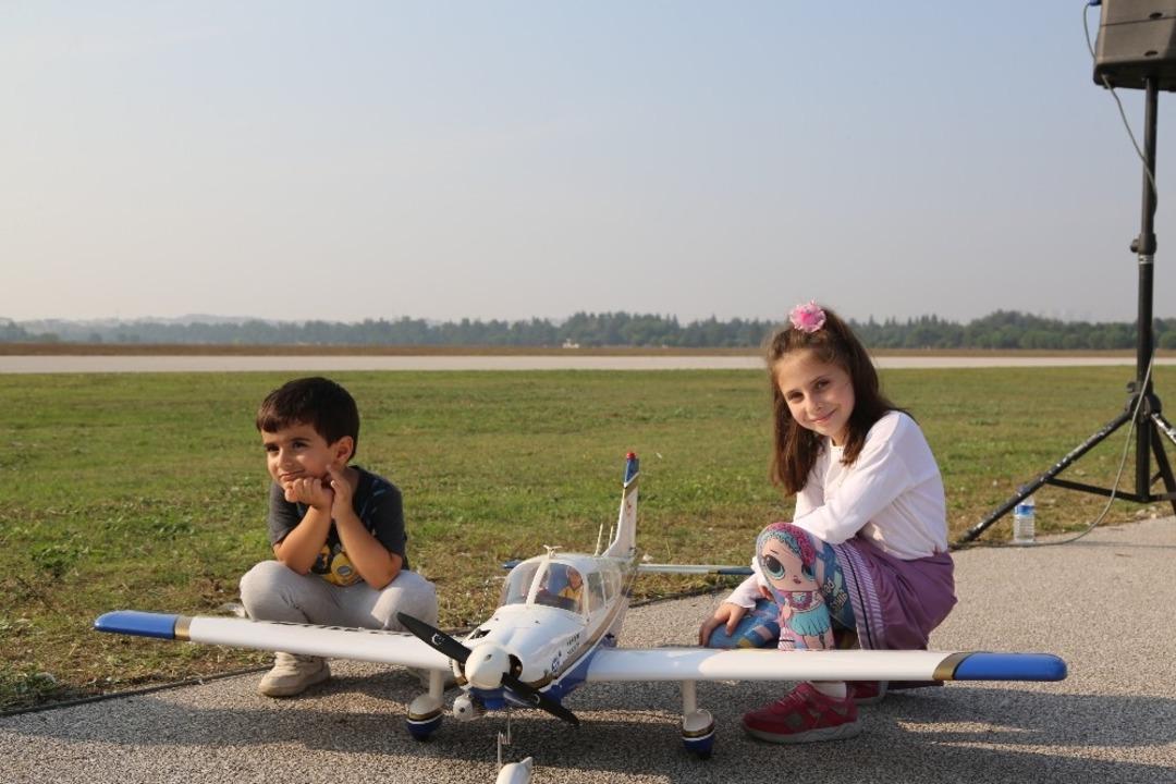 Havacılık festivalinde renkli g&ouml;r&uuml;nt&uuml;ler oluştu