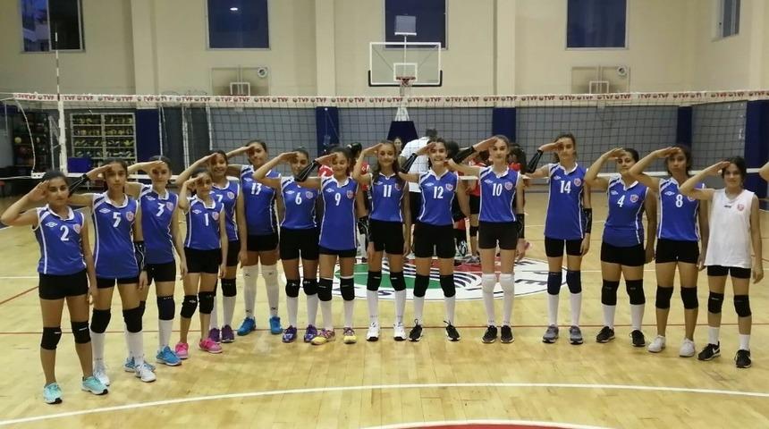 Voleybol kız voleybol takımından Mehmet&ccedil;iğe selam