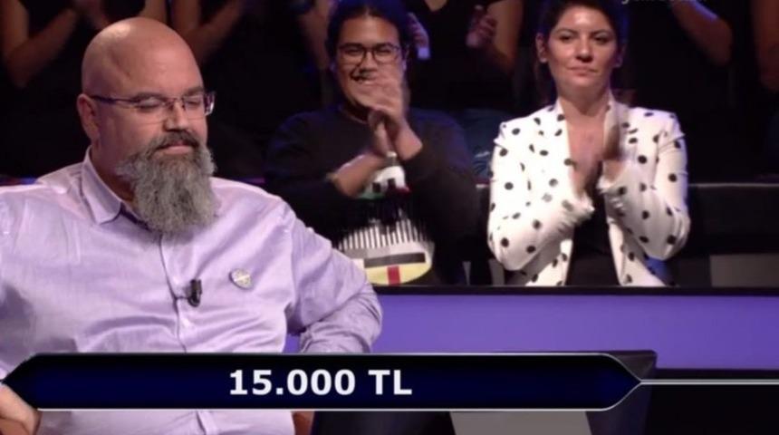 &Uuml;niversitenin sevilen siması Atıl Taşer Kim Milyoner Olmak İster yarışmasına katıldı