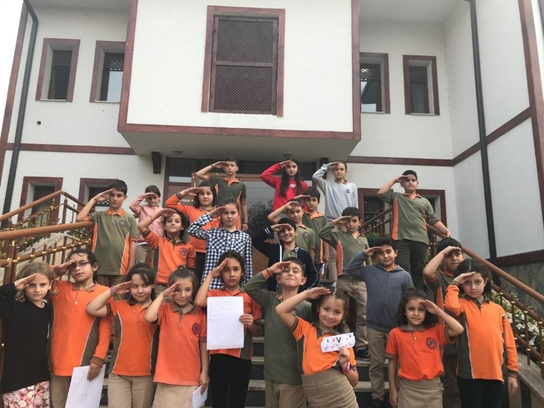 Kartepeli &Ouml;ğrenciler, Mehmet&ccedil;iğe selam g&ouml;nderdi