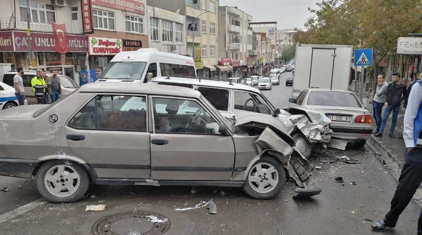 İki otomobil &ccedil;arpıştı