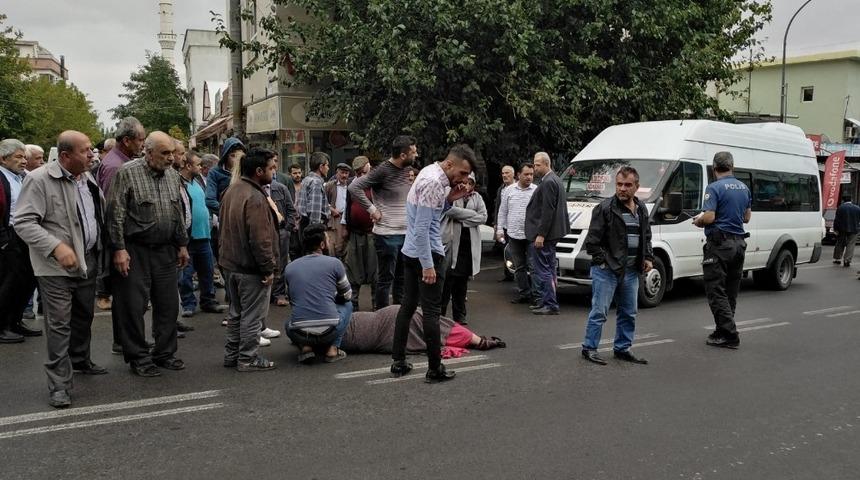 Besni&rsquo;de yolcu minib&uuml;s&uuml; yayaya &ccedil;arptı