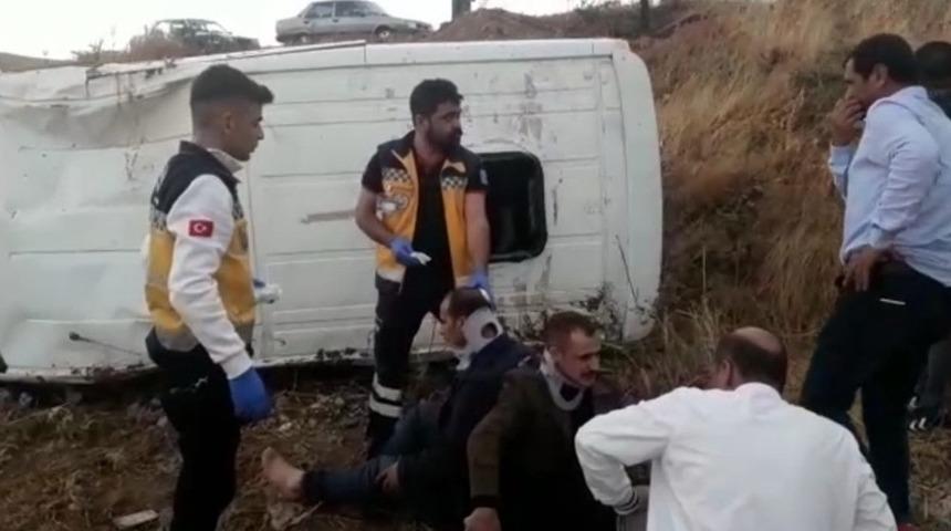 Minib&uuml;s, şarampole devrildi: 2 yaralı