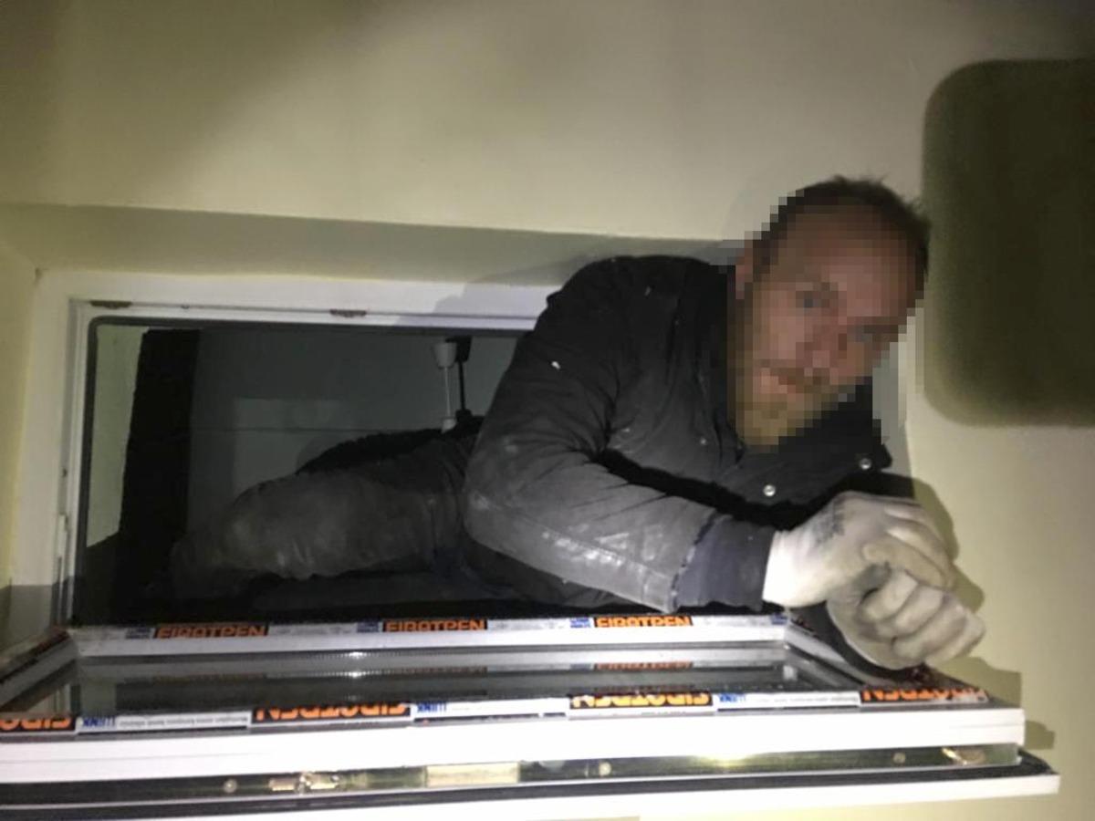 Hırsızlık ş&uuml;phelisi havalandırma boşluğunda yakalandı