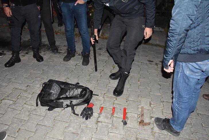 Hırsızlık şüphelisi havalandırma boşluğunda yakalandı G2