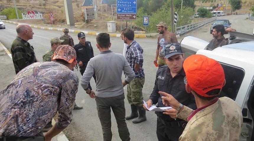 Erzincan&rsquo;da ka&ccedil;ak keklik ve tavşan avlayan 5 kişi yakalandı