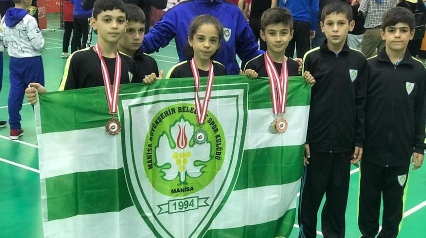 Manisa B&uuml;y&uuml;kşehir Badminton Takımı derecelerle d&ouml;nd&uuml;