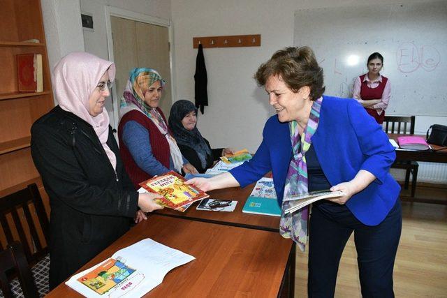 Karabük’te okuma-yazma kursiyerlerine hediye