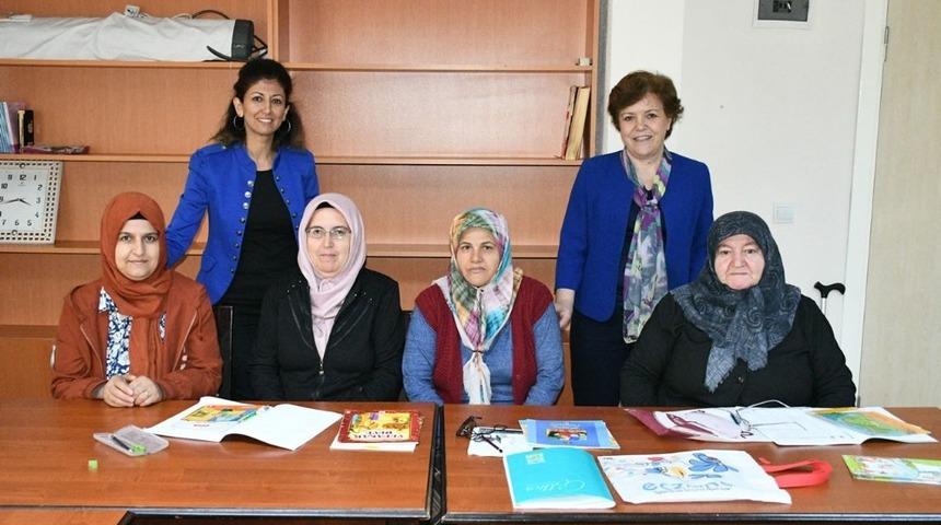 Karab&uuml;k&rsquo;te okuma-yazma kursiyerlerine hediye