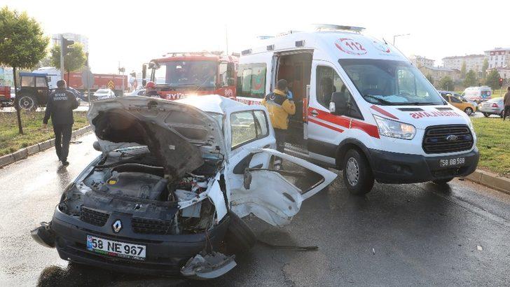 Sivas’ta trafik kazası: 1’i ağır 4 yaralı G1