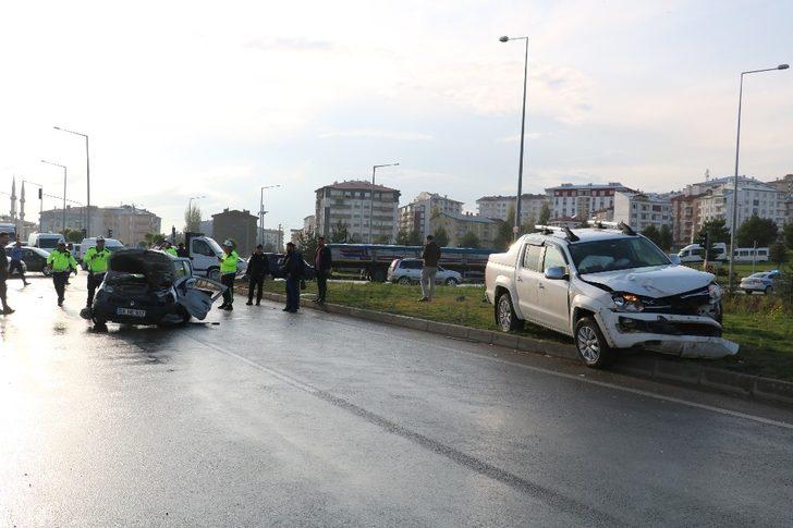 Sivas’ta trafik kazası: 1’i ağır 4 yaralı G3