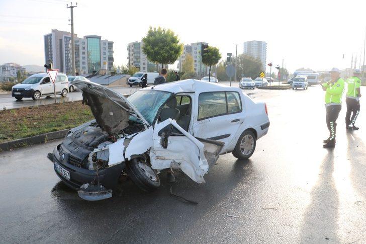 Sivas’ta trafik kazası: 1’i ağır 4 yaralı G4