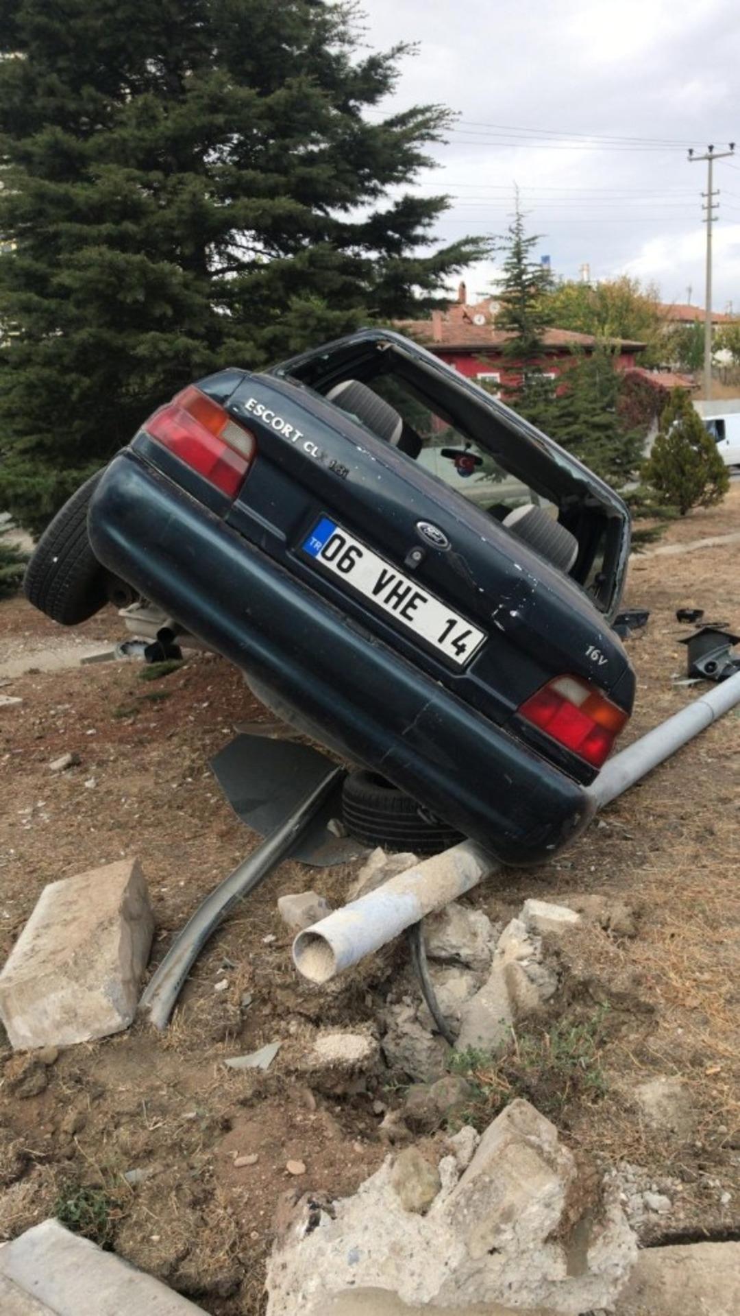 Kontrolden &ccedil;ıkan otomobil ağaca &ccedil;arparak durabildi