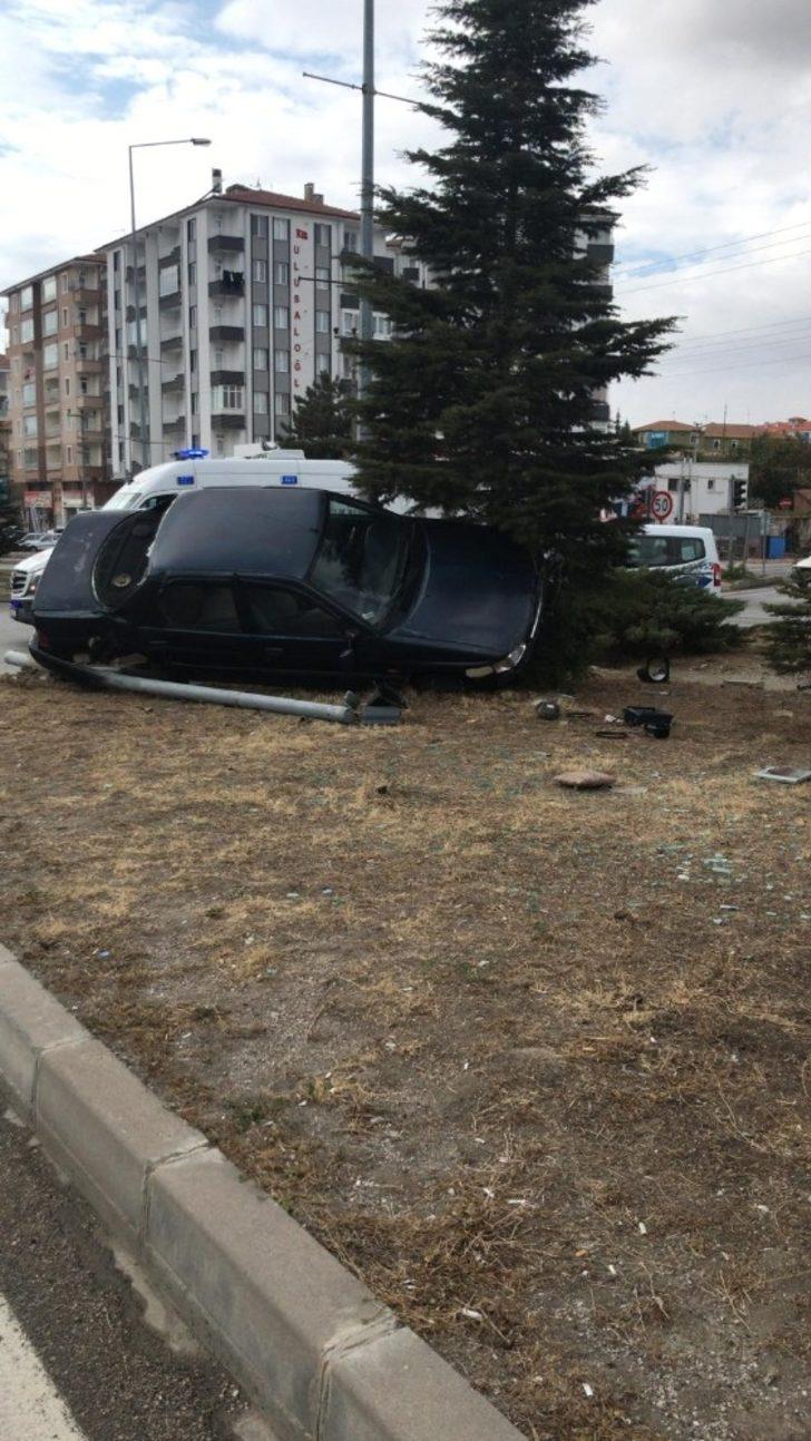 Kontrolden çıkan otomobil ağaca çarparak durabildi G2