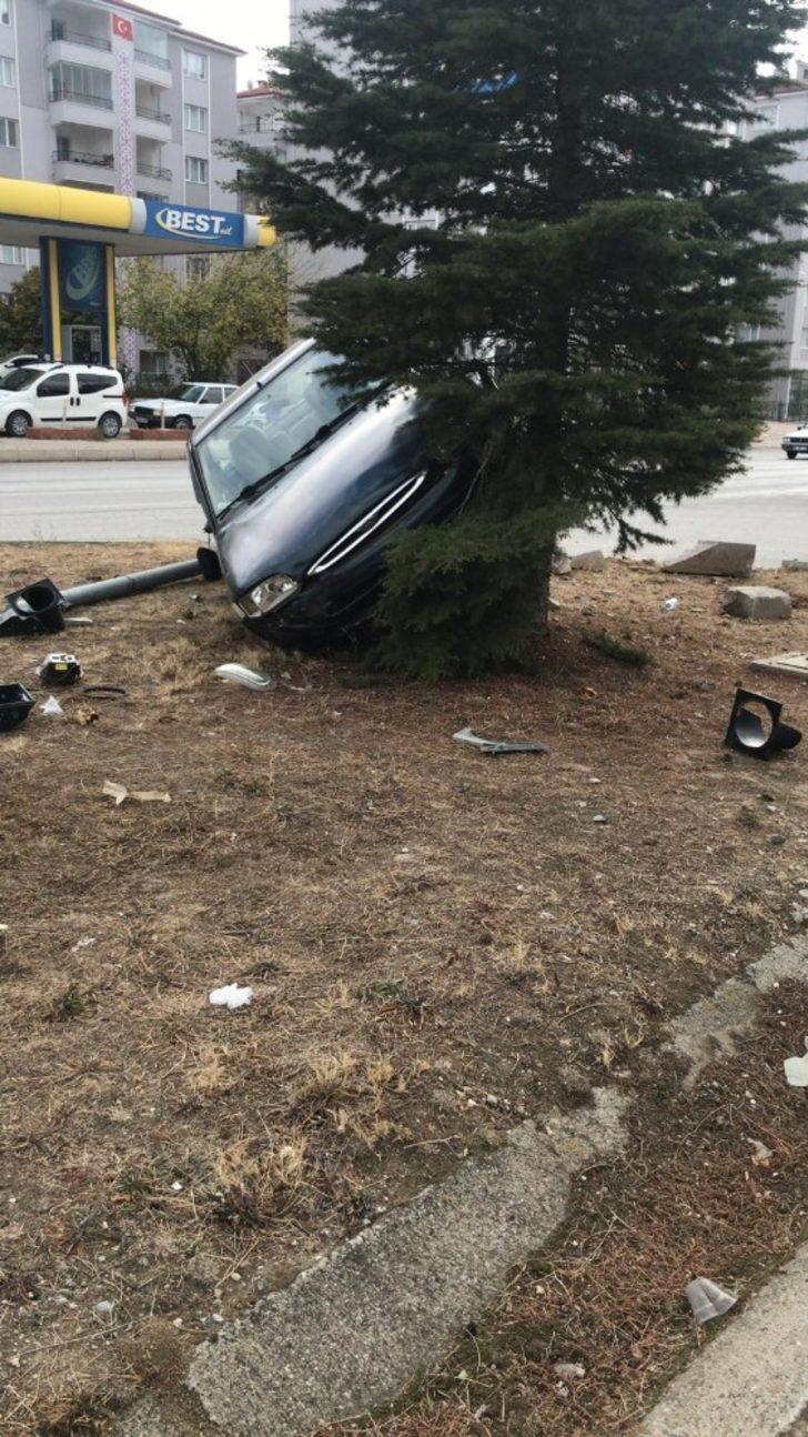Kontrolden çıkan otomobil ağaca çarparak durabildi G3