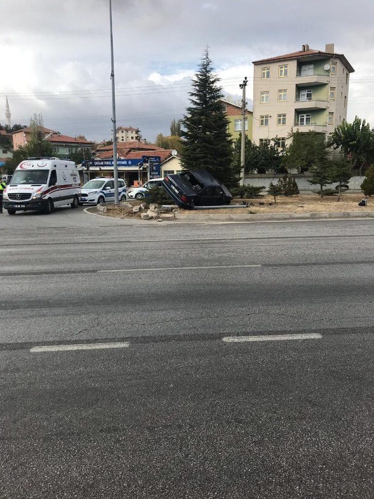 Kontrolden çıkan otomobil ağaca çarparak durabildi G4