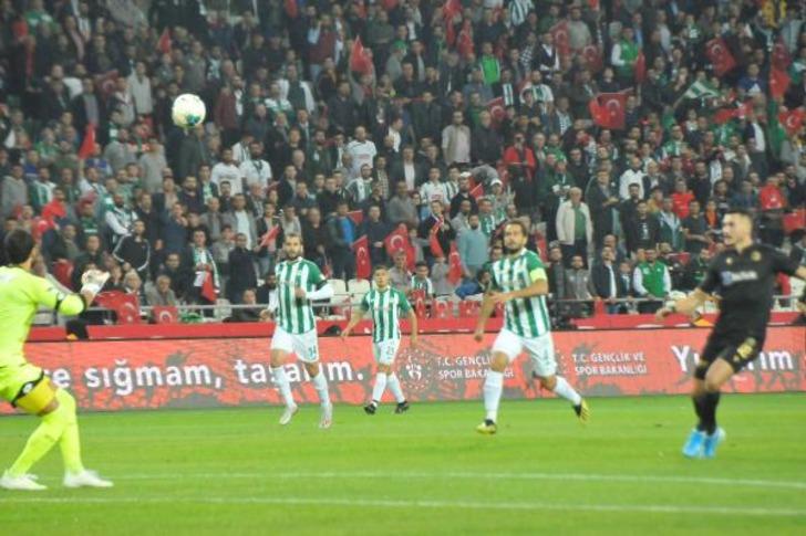 Serkan Kırıntılı gördüğü kırmızı kartla dünya futbol tarihine geçti G2