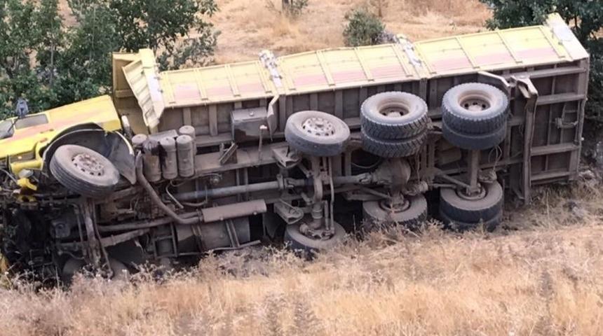 Park halindeki kamyon şarampole yuvarlandı