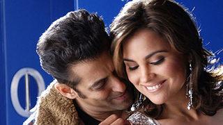 Sevgilinize sizin yanınızda biri asılırsa...