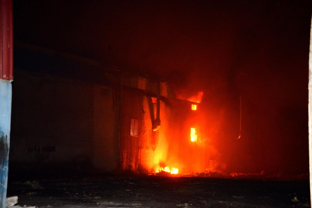 Adana'da b&uuml;y&uuml;k yangın! &Ccedil;ok sayıda ekip teyakkuza ge&ccedil;ti!