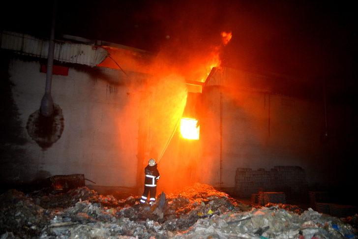 Adana'da büyük yangın! Çok sayıda ekip teyakkuza geçti! G4