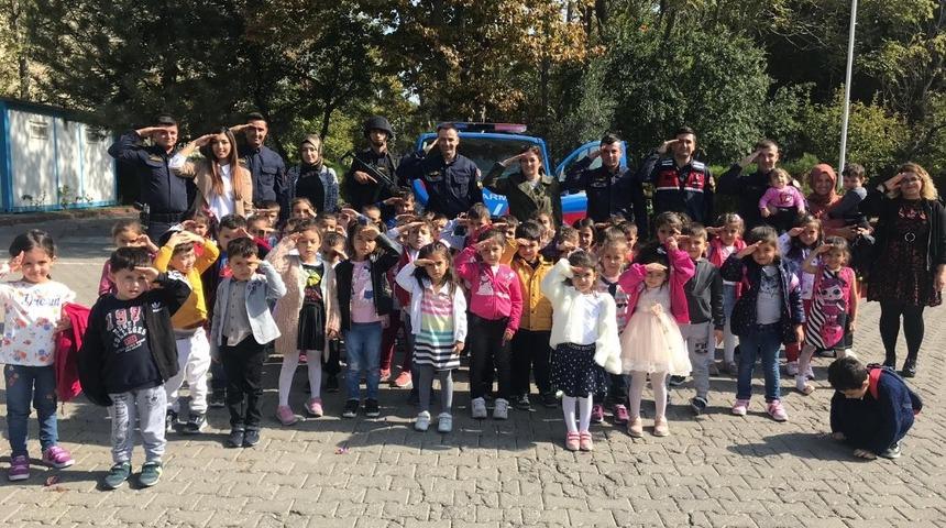 Anaokulu &ouml;ğrencilerinden asker selamı