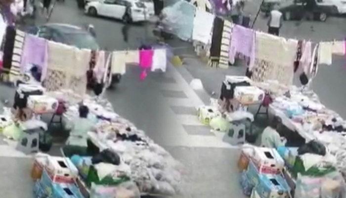 Kadıköy'de araç pazar yerine daldı! 2'si ağır 8 kişi yaralandı