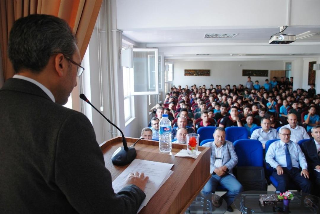 Do&ccedil;.Dr. Kartopu: "İmam hatip okulları d&uuml;nyaya modeldir"