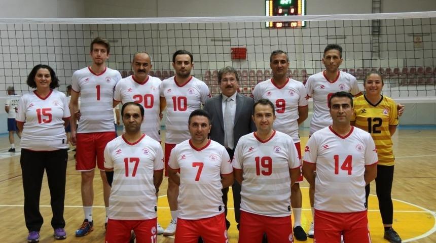 İl Sağlık M&uuml;d&uuml;rl&uuml;ğ&uuml; Voleybol Takımı &Ccedil;eyrek Finalde