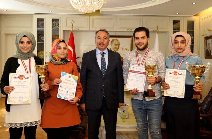 AİÇÜ Rektörü Prof. Dr. Karabulut, Rusça Olimpiyatlarında ödül alan öğrencileri kabul etti G1