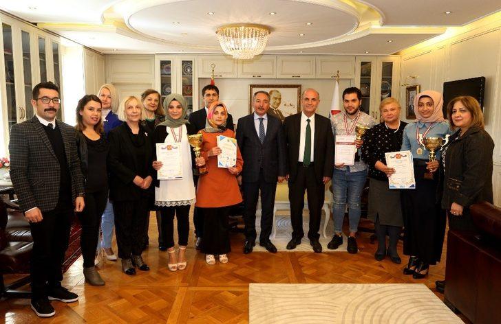 AİÇÜ Rektörü Prof. Dr. Karabulut, Rusça Olimpiyatlarında ödül alan öğrencileri kabul etti G2