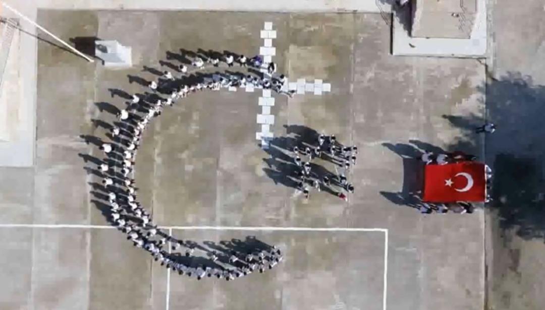 &Ouml;ğrencilerden Mehmet&ccedil;iğe ay-yıldız koreografili destek